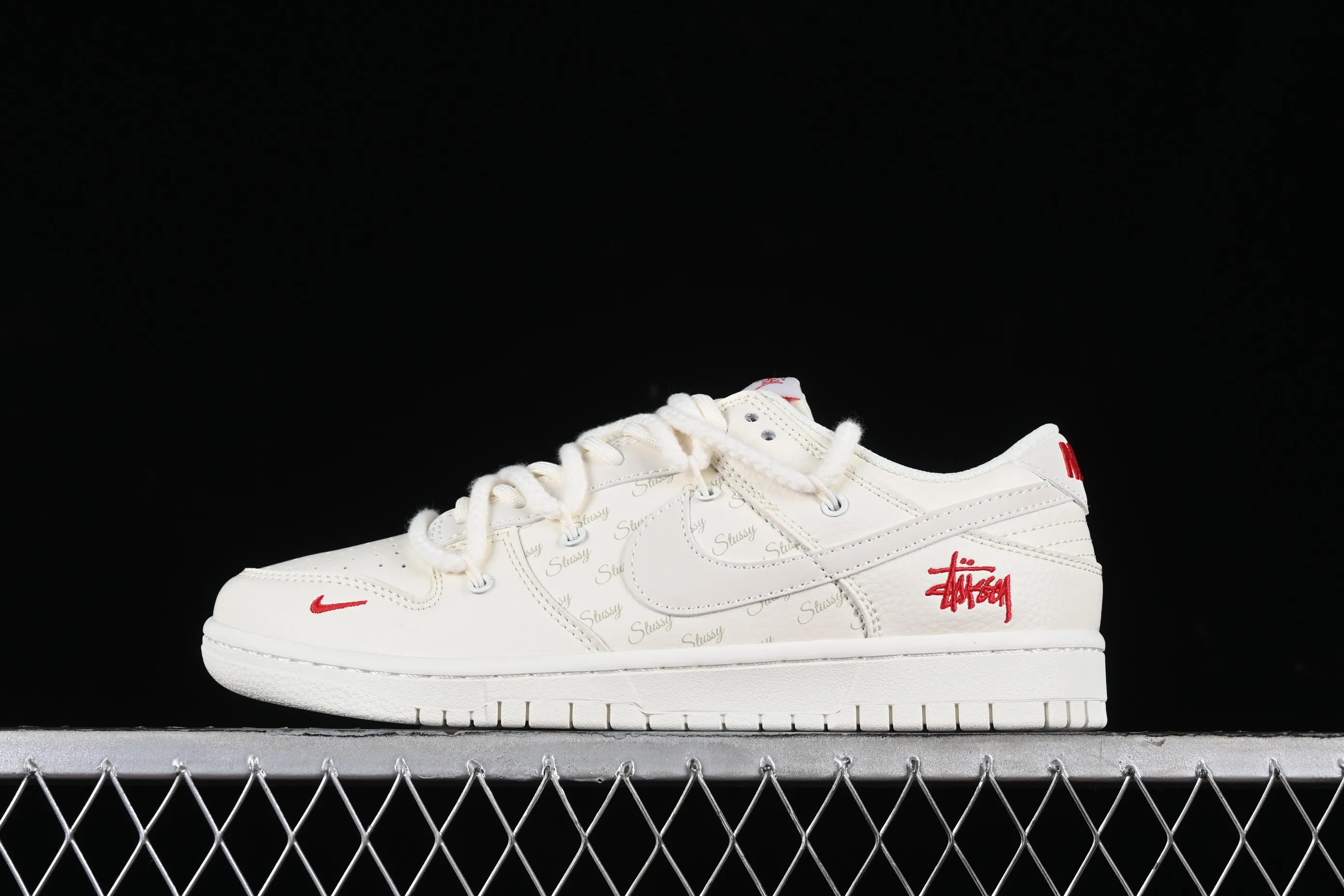 All categories Nk SB Dunk Series Nk SB Dunk Low High-end customized low-top sneakers Stussy x Nk SB Dunk Low Stussy joint-off-white white hook Anniversary high-end customized low-top casual sneakers SJ2068-259